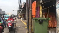 Tong sampah itu terlihat berada di sisi kiri Jalan Jatinegara Barat mengarah ke Matraman. Tong sampah tersebut mayoritas berwarna hijau dan jingga pada tutupnya.
