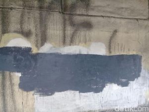 Gedung Ini Penuh Coretan SOTR, Petugas Kerja Ekstra Membersihkan