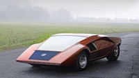 Lancia Stratos Zero merupakan mobil dengan konsep 1970 klasik yang dirancang sebagai prototipe oleh perusahaan mobil Italia Bertone. Prototipe ini digunakan dalam film 1988 Michael Jackson Moonwalker. Keindahan bentuknya menjadikan mobil ini idaman para kolektor mobil. Magic Car Pics/REX/Shutterstock.