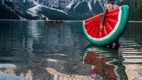 Kali ini Sebastian membawa balon semangkanya ke Danau Braies atau Lago di Braies, Italia. Warna balon semangka yang merah menyala sangat kontras dengan pemandangan sekitar danau. Foto: Instagram prussiansglory