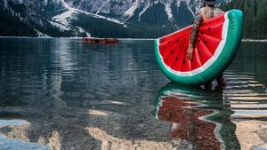 Wow! Traveller Ini Ajak Balon Semangka Kesayangannya Keliling Dunia