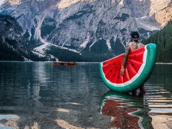 Wow! Traveller Ini Ajak Balon Semangka Kesayangannya Keliling Dunia