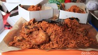 Bosan dengan santan? Ada juga yang menjual takjil berupa ayam goreng kalasan. Lengkap dengan kremesan garingnya (Randy/detikTravel)