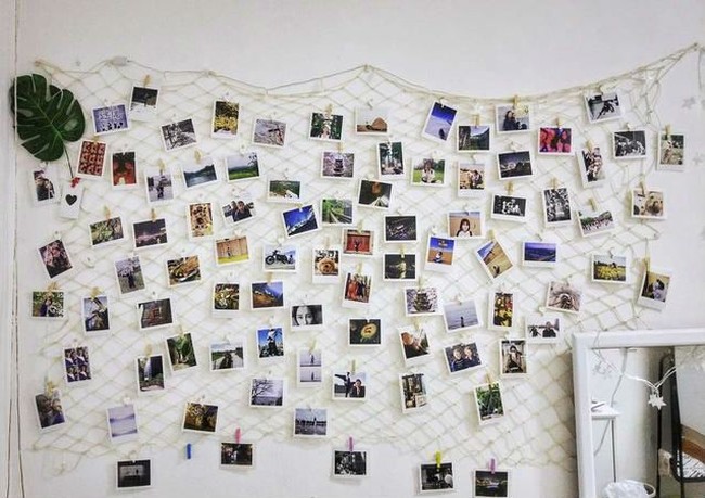 Kumpulan foto polaroid dijadikan hiasan pada dinding. Membuat kamarnya terlihat lebih stylish dan kekinian. Foto: showbiztrends.net