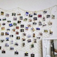 Kumpulan foto polaroid dijadikan hiasan pada dinding. Membuat kamarnya terlihat lebih stylish dan kekinian. Foto: showbiztrends.net