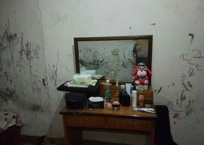 Area meja rias pun tak kalah kotor dan kumuh. Cermin terlihat kusam dan mejanya juga lapuk. Foto: showbiztrends.net