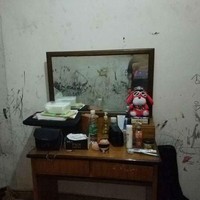 Area meja rias pun tak kalah kotor dan kumuh. Cermin terlihat kusam dan mejanya juga lapuk. Foto: showbiztrends.net