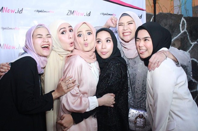 Awalnya Chika tidak berniat memakai hijab di acara tersebut. Namun, Zaskia Mecca menyarankan ia berhijab agar lebih praktis. Dari sana, ia berpikir banyak orang berpikir berhijab itu ribet tapi hari itu ia merasakan kebalikannya. Foto: Instagram Chika Jessica