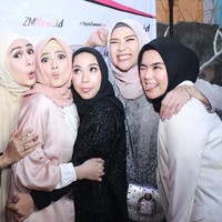 Awalnya Chika tidak berniat memakai hijab di acara tersebut. Namun, Zaskia Mecca menyarankan ia berhijab agar lebih praktis. Dari sana, ia berpikir banyak orang berpikir berhijab itu ribet tapi hari itu ia merasakan kebalikannya. Foto: Instagram Chika Jessica