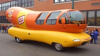 Foto: DokMobil unik bernama Wienermobile ini dikembangkan sebagai kendaraan promo untuk Oscar Mayer, sebuah perusahaan daging Amerika, dan wieners bergaya Jerman, mobil ini memulai debutnya di jalanan Chicago, Amerika Serikat pada tahun 1936. Getty Images.