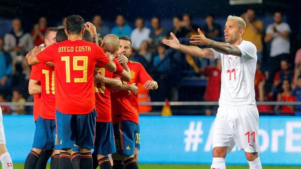 Valon Behrami bereaksi setelah timnas Spanyol mencetak gol ke gawang timnas Swiss.