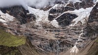 Duh, cantiknya danau Humantay di Peru ini. Eits, tetap saja ada yang menarik perhatian Anda kalau lihat foto ini. Ya, balon semangka yang dijinjing Sebastian!Foto: Instagram prussiansglory