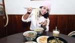 Cantiknya Dinda Kirana Saat Sedang Cicip Ramen hingga Cake