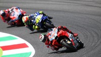 Lorenzo melahap 23 lap dalam waktu 41 menit 43,230 detik. Dia unggul sekitar enam detik dari pesaing terdekat Andrea Dovizioso dan Valentino Rossi. (Foto: Alessandro Bianchi/Reuters)