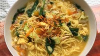 Mie yang melimpah lengkap dengan irisan tomat dan taburan bawang goreng ini sangat menggoda. Akun @indah_fajrin85 sengaja membuat bakmi godog ini karena sedang sakit tenggorokan. Foto: Instagram