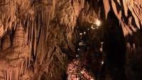 Gua ini pertama kali ditemukan tahun 1948. Gua ini memiliki dua tingkat yang dipenuhi stalaktit dan stalagmit. Formasi bebatuan di gua itu dibentuk alam selama ribuan tahun. (crash8933/Instagram)
