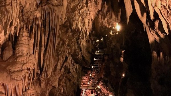 Gua ini pertama kali ditemukan tahun 1948. Gua ini memiliki dua tingkat yang dipenuhi stalaktit dan stalagmit. Formasi bebatuan di gua itu dibentuk alam selama ribuan tahun. (crash8933/Instagram) Gua ini pertama kali ditemukan tahun 1948. Gua ini memiliki dua tingkat yang dipenuhi stalaktit dan stalagmit. Formasi bebatuan di gua itu dibentuk alam selama ribuan tahun. (crash8933/Instagram)