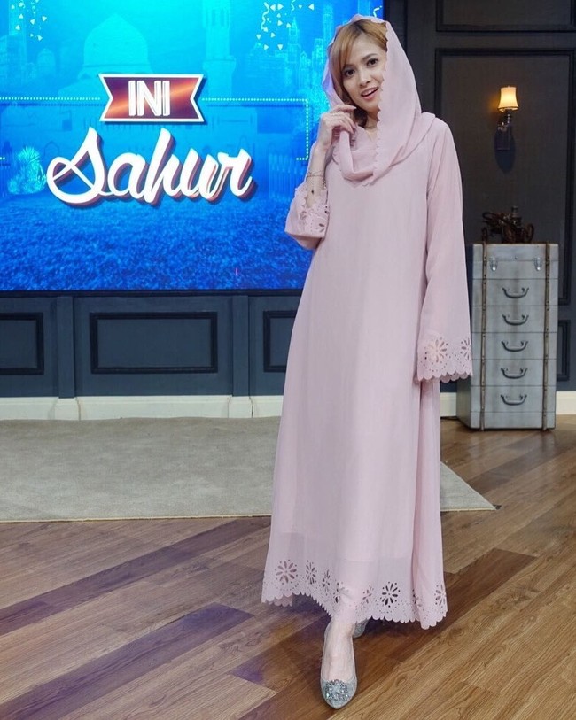 Di sebuah acara sahur, ia pun sempat memakai selendang di kepalanya. Kala itu, banyak netizen yang menganggap Chika lebih cantik mengenakan hijab. Foto: Instagram Chika Jessica