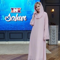 Di sebuah acara sahur, ia pun sempat memakai selendang di kepalanya. Kala itu, banyak netizen yang menganggap Chika lebih cantik mengenakan hijab. Foto: Instagram Chika Jessica