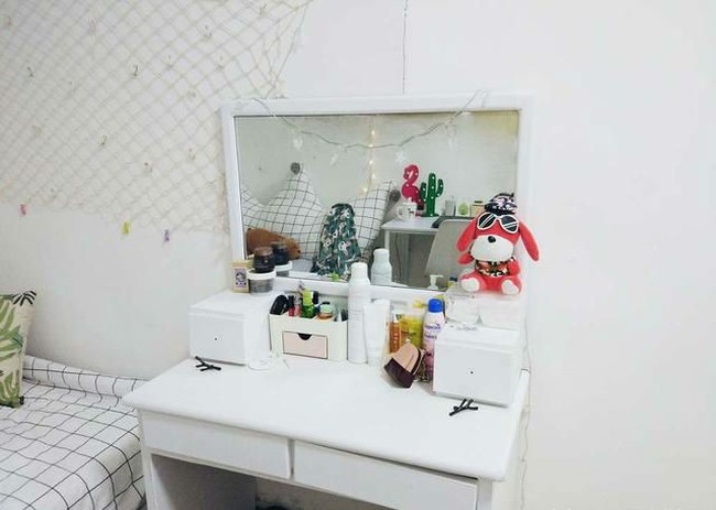 Ini penampakan meja rias yang sudah dipercantik dengan boneka dan pajangan, serta dicat putih. Foto: showbiztrends.net