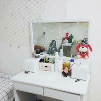 Ini penampakan meja rias yang sudah dipercantik dengan boneka dan pajangan, serta dicat putih. Foto: showbiztrends.net