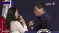 Kontroversi Duterte Cium Bibir Perempuan di Korsel