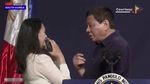 Detik-detik Sebelum Duterte Mendadak Cium Bibir Perempuan di Korsel