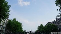 Selain banyak yang naik speeda, sepanjang kanal di Amsterdam juga ditumbuhi pepohonan besar. Makin rindang dan nyaman saja suasananya (Afif Farhan/detikTravel)