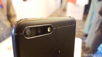 Kamera ganda yang diusung oleh ponsel ini memiliki kualitas 12 MP + 2 MP. (Foto: detikINET/Muhamad Imron Rosyadi)