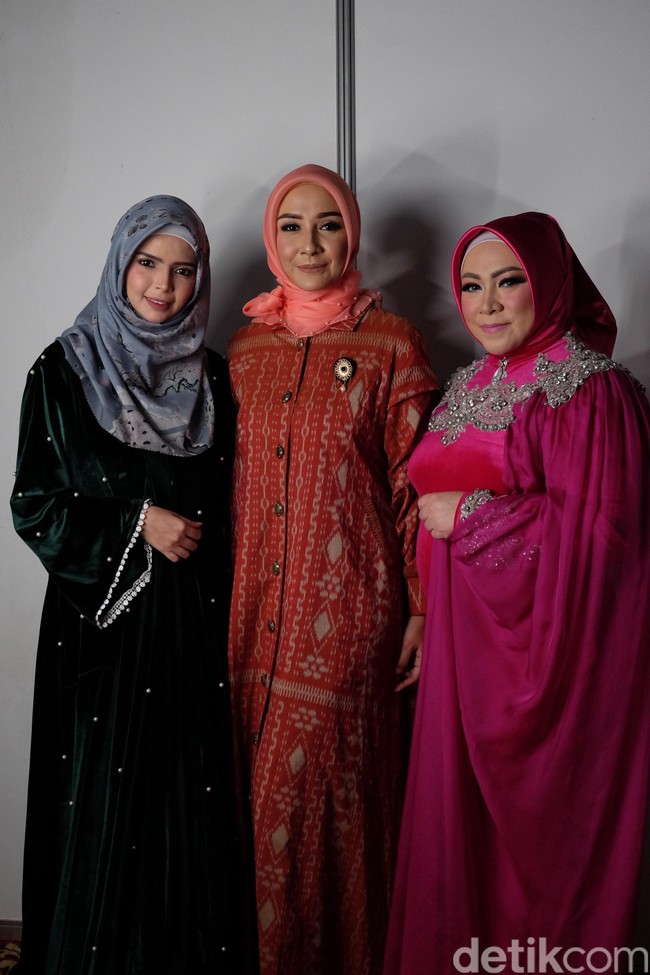 Sedangkan Psikolog Intan Erlita dan Vivi Zubedi kompak memakai busana besutan desainer Vivi Zubedi. Intan memakai gaun dengan tenun dari Kalimantan, yang merupakan bagian dari kampanye Urang Banua’. Dan Vivi mengenakan koleksi yang ia tampilkan di New York Fashion Week 2018. Foto: Silmia Putri/Wolipop