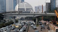 Suasana lalu lintas di kawasan Jalan Jenderal Gatot Subroto, Jakarta, Senin (4/6/2018).