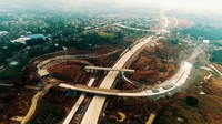 Ruas tol ini merupakan satu dari sejumlah ruas yang tak kunjung rampung penyelesaiannya. Proyek tesebut dimulai sejak tahun 1997 yang kemudian terus tersendat karena terus ganti investor hingga empat kali dan akhirnya diambil alih oleh BUMN untuk dilanjutkan proses pembangunannya. Istimewa/Waskita Karya.