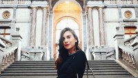 Tak hanya Belanda, Italia dan Prancis, Bella juga datang ke Belgia. Ini fotonya di depan Antwerp Central Station (_irishbella_/Instagram)