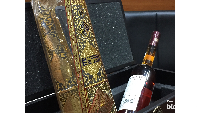 Sedangkan, botol wine tersebut merupakan gratifikasi yang pernah dilaporkan Wakil Gubernur DKI Jakarta Sandiaga Uno. Di sisi kiri wine merupakan talisman, semacam jimat perlindungan (Foto: Nur Indah Fatmawati/detikcom)