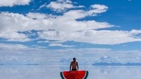 Keren! Cermin alam terbesar di dunia, semangka dan saya, tulisnya. Saat itu, ia berada di dataran garam Salar de Uyuni, Bolivia. Foto: Instagram prussiansglory