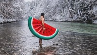 Waduh! Lagi musim dingin Sebastian masih sempat datang ke sebuah danau di Marktschellenberg, Jerman. Karena musim dingin, Heidi sangat mencuri perhatian dengan warna merah menyalanya. Foto: Instagram prussiansglory