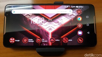 Ponsel Asus ROG mengusung layar AMOLED dengan ukuran 6 inch dan resolusi 2160x1080 membuat bermain game di smartphone terasa lebih puas.  Foto: Muhamad Reza Sulaiman/detikINET