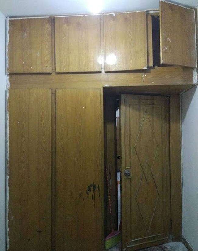 Tak berbeda dengan lemari yang juga terlihat sudah reot, mirip adegan di film-film horror ya? Foto: showbiztrends.net