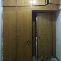 Tak berbeda dengan lemari yang juga terlihat sudah reot, mirip adegan di film-film horror ya? Foto: showbiztrends.net