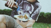Kecap & bawang goreng! Kalo yang ini sih gw ga tau ilmu ilmiah nya tp rasanya kurang lengkap kl ga pake ini ya. Sangking nge-fans nya gw sama kecap, kemanapun gw pergi, barang ini wajib ada, kata Haykal. Foto: instagram @haykalkamil