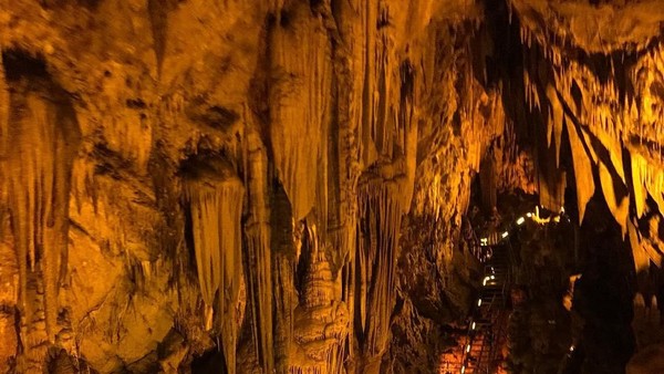 Keunikan lain yang dimiliki Gua Dim yaitu bisa menyembuhkan asma. Hal ini bisa terjadi karena suhu dan kelembaban udara yang ada di dalam gua. (kirsi.eerola/Instagram) Keunikan lain yang dimiliki Gua Dim yaitu bisa menyembuhkan asma. Hal ini bisa terjadi karena suhu dan kelembaban udara yang ada di dalam gua. (kirsi.eerola/Instagram)