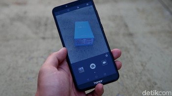 Tersedia dalam warna biru, hitam, dan nantinya disusul dengan varian emas, ponsel yang memiliki baterai berkapasitas 3.000 mAh ini akan mulai dijual lewat flash sale dengan menggaet Shopee. Foto: Muhammad Ridho