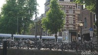 Jangan heran kalau kamu sedang traveling ke Amsterdam dan melihat banyak orang naik sepeda lalu-lalang. Atau, banyak sepeda yang terparkir di pinggir jalan (Afif Farhan/detikTravel)