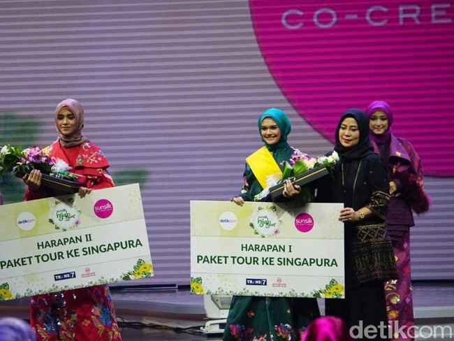 Juara harapan satu adalah Sabine dari Bandung. Sementara juara harapan dua, Nurlela Noho dari Ternate. Keduanya berhak mendapatkan paket traveling jalan-jalan ke Singapura. Foto: Nico/Detikcom, Pradita/Detikcom