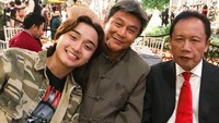 Dalam unggahan foto Instagramnya, Leon Dozan berfoto dengan sang ayah Willy Dozan dan juga H. Sutiyoso sambil menikmati makanan. Foto: Instagram @leonkikey0127