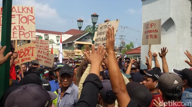 Aksi massa penarik bentor di Yogyakarta. 