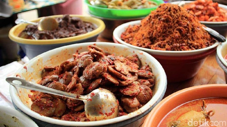 Kuliner nasi kapau di Bazaar Takjil Ramadan, Pasar Benhil (Randy/detikTravel) Kuliner nasi kapau di Bazaar Takjil Ramadan, Pasar Benhil (Randy/detikTravel)