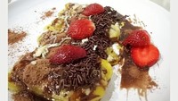 Pisang bakar ini disebut piskekar alias pisang keju bakar. Netizen @sinta.nissa menyajikannya dengan tampilan apik. Ia juga melengkapinya dengan irisan stroberi. Foto: Instagram