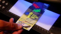 Bank Sentral Rusia memperkirakan, meski bisa dipakai jadi alat tukar yang sah, uang tersebut akan menjadi incaran para kolektor. REUTERS/Sergei Karpukhin.