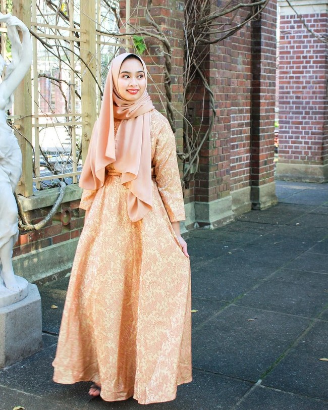 Nurul jarang memakai outerwear atau hijab segi empat seperti hijabers Indonesia. Ia lebih memilih blouse dan palazzo untuk busana sehari-hari. Foto: Instagram Nurul Shamsul
